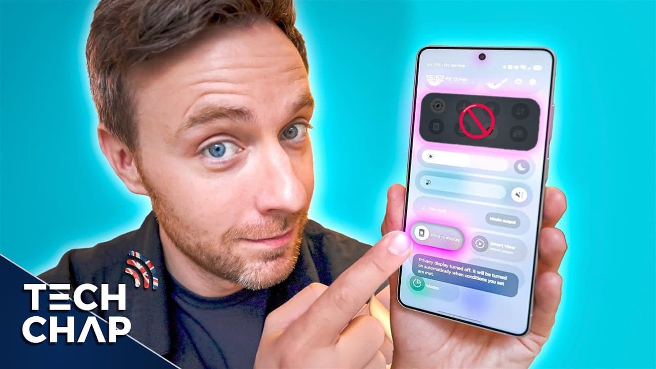 Samsung Galaxy S26 Ultra Privacy Display demo — screen visible straight-on, blacked out from the side